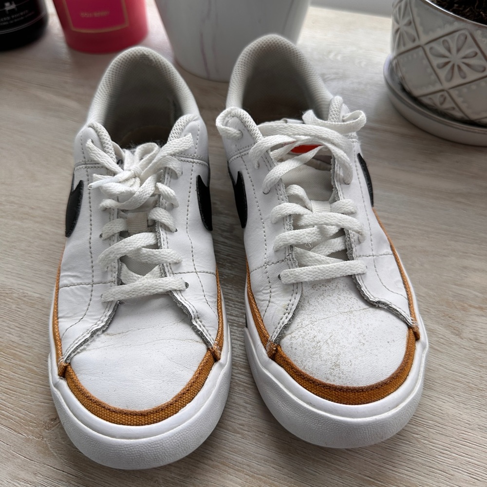 Youth Nike Capri Low Sneakers – White/Black/Gold Accent – Size 4.5